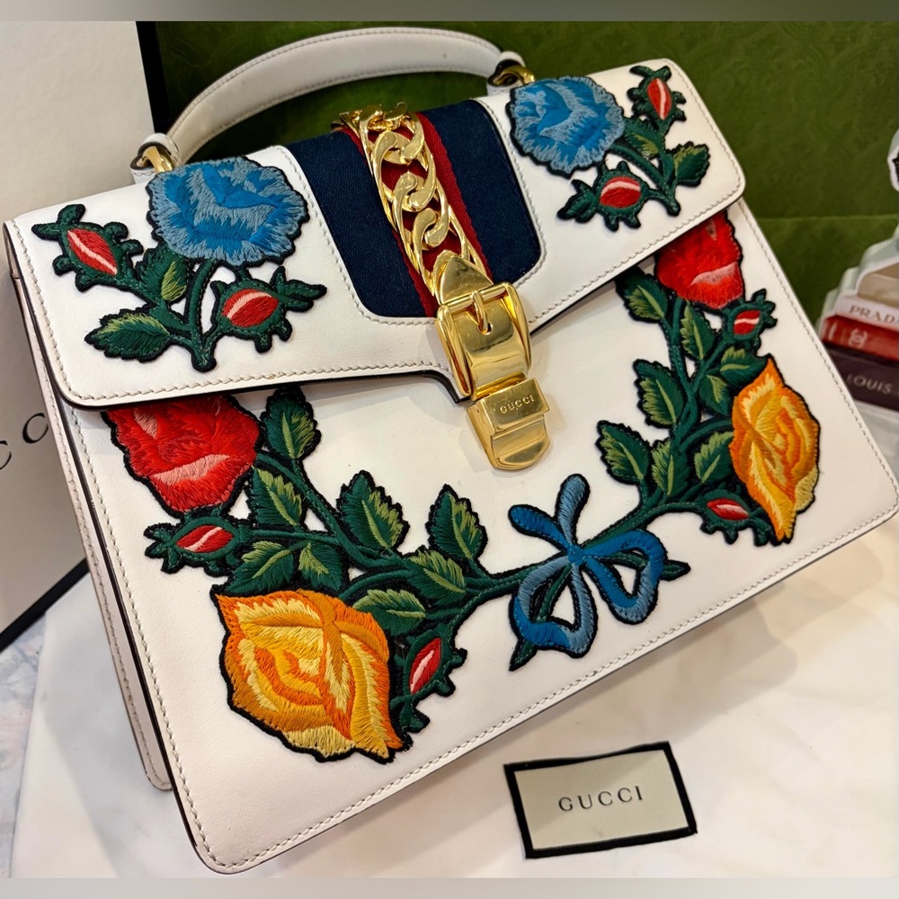 🌺💙💛 EUC GUCCI SYLIE MEDIUM FLORAL
EMBROIDERED CALFSKIN LEATHER TOP HANDLE💛💙🌺 - Picture 3 of 16